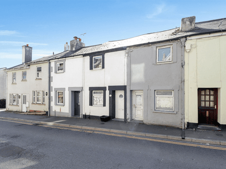 NO ONWARD CHAIN 
REQUIRING MODERNISATION 
OPEN PLAN LOUNGE / DINING ROOM 
REAR CONSERVATORY 
LARGE GARDEN 
CLOSE PROXIMI